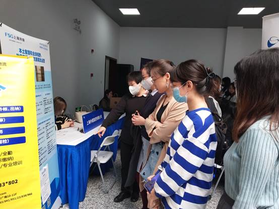 说明: D:/商务外语系包/202109-12月/2021.11.3校园招聘会/校园招聘会照片和新闻稿/校招照片/校招照片8.jpg