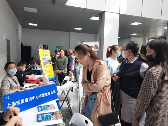 说明: D:/商务外语系包/202109-12月/2021.11.3校园招聘会/校园招聘会照片和新闻稿/校招照片/校招照片1.jpg