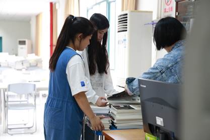 说明: D:/商务外语系包/2023年/202301—07月/2023.2.27图书馆志愿者服务/2023.03月图书馆志愿服务照片/4.19图书馆志愿者照/新建文件夹/_03A8015.JPG