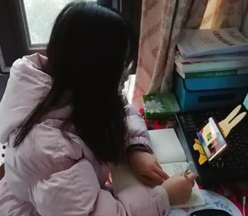 思政大课/学生观看视频照片/17英语1%20杨南平.jpeg